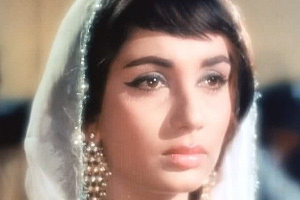 Veteran actress and hair style icon Sadhana passes away - Akela Bureau of  Investigation